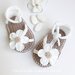 Sandali bianchi con fiore in lino e tulle e centro ecru - Battesimo - bambina/neonata