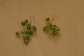 orecchini color argento con perle verdi cangianti