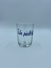 Bicchiere con scritta in vinile