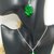 Collana e orecchini puzzle verde e scaglie argento dorato