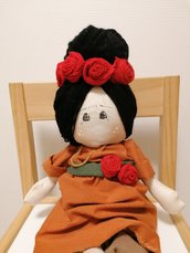 Bambola Frida Kahlo fiori regalo 