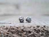 Piccoli orecchini artigianali con diamanti neri grezzi naturali. Fatti a mano