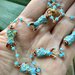 Girocollo a rosario con cristalli azzurri e ciondoli cloisonne 