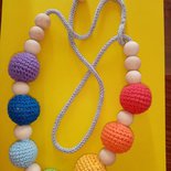 collana da allattamento “arcobaleno” legno e cotone handmade