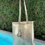 Shopping bag in cotone ricamata a mano con fiore e farfalla