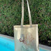 Shopping bag in cotone ricamata a mano con fiore e farfalla