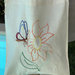Shopping bag in cotone ricamata a mano con fiore e farfalla