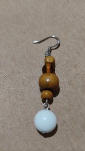 Orecchini con perle di legno e perla agata bianca