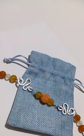 Bracciale con perle di agata gialla e elementi in wire