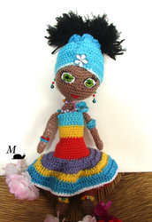                                                                Bambolina africana con vestitino ricco e colorato   (Amigurumi)
