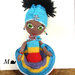                                                                Bambolina africana con vestitino ricco e colorato   (Amigurumi)