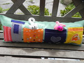 cuscino decorativo con tasche per bambini