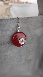 Orecchini in wire con spirale in alluminio e disco di agata rossa
