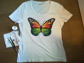 T-shirt, maglietta Farfalla colorata con ali schiuse