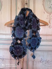 sciarpa lana uncinetto donna  motivo granny square fiori  blu nero azzurro stile boho chic sciarpa con frange fatta a mano