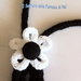 Collana tricotin bianca e nera con fiori