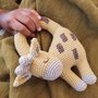 Sonaglino giraffa amigurumi e catenella porta ciuccio con clips in legno 