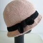 Cappello rosa antico con bordo nero