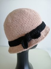 Cappello rosa antico con bordo nero