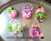                                                     Cestini decorati con  tessuti, passamaneria, fiocchetti , perline e fiori ( magnete sul retro)
