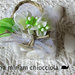                                                     Cestini decorati con  tessuti, passamaneria, fiocchetti , perline e fiori ( magnete sul retro)
