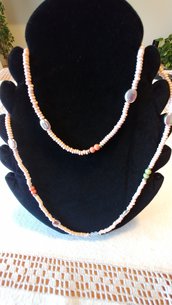 Due collane separate che possono essere indossate insieme realizzate con perline  sui toni del rosa e distanziatori in acciaio perline
