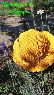 Cappello estivo giallo sole con tesa realizzato all'uncinetto con cordino thai