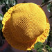 Cappello estivo giallo sole con tesa realizzato all'uncinetto con cordino thai