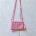 Pochette rosa in macrame