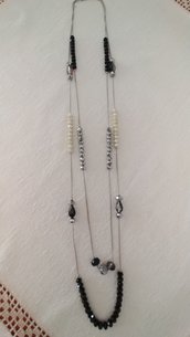 Elegante collana  a due giri realizzata a mano con perle nere  sfaccettate alternate  da altre  colorar agento e madreperla su una graziosa catenella tubolare. 