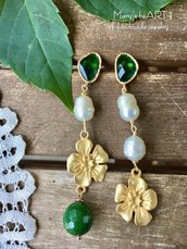 Orecchini verdi e oro con fiori in zama, perni in cristallo e perle