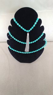 Fine collana di perle color turchese con grazioso pendente  in acciaio
