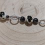 Bracciale con perle di ematite e perle bianche con decorazione floreale nera