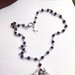 Girocollo a rosario con cristalli neri e ciondolo ape in zirconi 