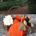 Cestino di feltro con ghiande, foglie e fiori