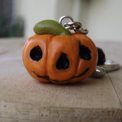 Portachiavi zucca Halloween intagliata creata a mano