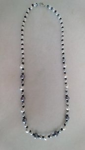 Elegante collana  realizzata a mano con perle tonde e sfaccettate alternate da perle filigranate placcate argento. 