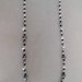 Elegante collana  realizzata a mano con perle tonde e sfaccettate alternate da perle filigranate placcate argento. 