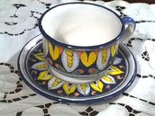 Tazza e piatto colazione di ceramica dipinti a mano con motivi quattrocenteschi multicolore