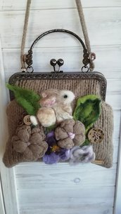 Borsa in lana infeltrita decorata con oggetti in lana cardata e chiusura click clack