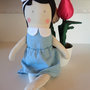 Bambola di stoffa per bambina, fatta a mano con fiocco e gonnellina rimovibile