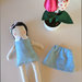 Bambola di stoffa per bambina, fatta a mano con fiocco e gonnellina rimovibile