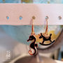 orecchini pendenti con cavalluccio marino e cavallo a dondolo