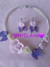 💜 Collana + orecchini con roselline 🌹🌹🌹 nella tonalitá del rosa chiaro 🌸 crema🍦 e lilla 💜 in filo di seta e pannolenci.