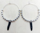 Orecchini cerchio color  argento con perline argento e charm nero a forma di corno.