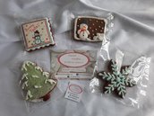 Biscotti speziati natale albero, fiocco di neve, francobollo, pupazzo di neve decorati in ghiaccia reale 