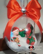 Pallina di Natale in plexiglass con bebè in fimo babbo natale e elfa