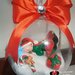 Pallina di Natale in plexiglass con bebè in fimo babbo natale e elfa