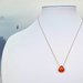 collana minimalista in seta con un piccolo pendente in pietra Corniola. Ciondolo pietra arancione. fatto a mano con amore