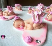 Bebè in fimo elegante su base a cuore con rose e strass, battesimo, nascita, confettate 